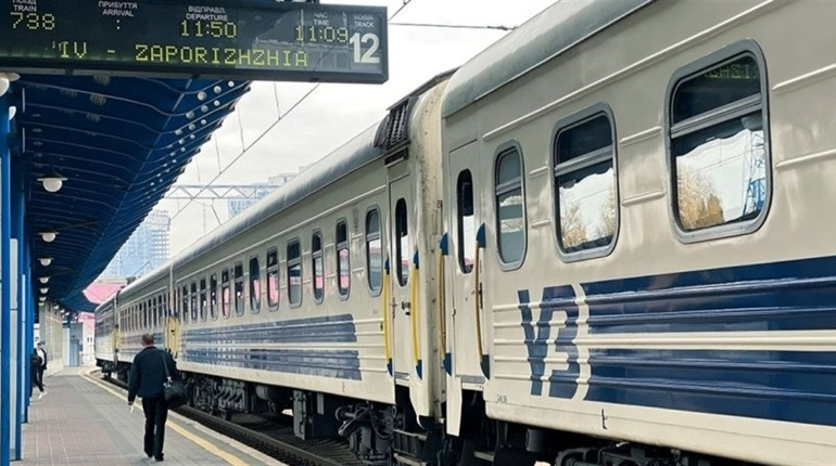 «Укрзалізниця» піднімає вартість квитків і призначає додаткові потяги