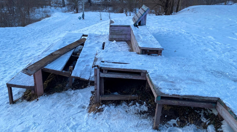 Фотофакт: в барському парку знову нищать вуличні меблі, створені волонтерами