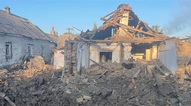 Російські загарбники вкорте обстріляли Курахове. Поцілили в цивільну інфраструктуру