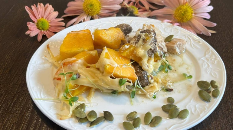 Куряче філе з грибами та гарбузом: відеорецепт