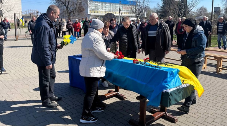 Шосткинщина в жалобі: Героя Олега Скибу провели в останню путь