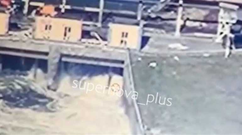 Відплата за Каховську ГЕС: російські війська потрапили у водну пастку через підрив дамби