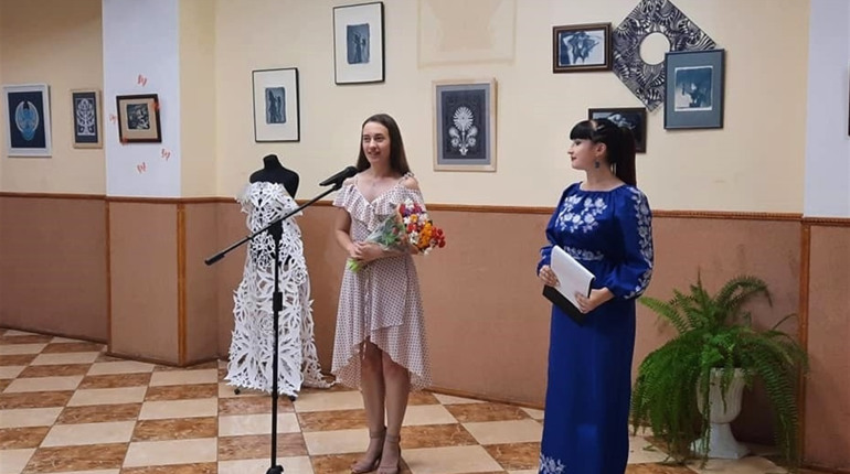 Величезні мереживні витинанки, чорно-білі картини: незвичайна виставка у будинку культури у Біляївці