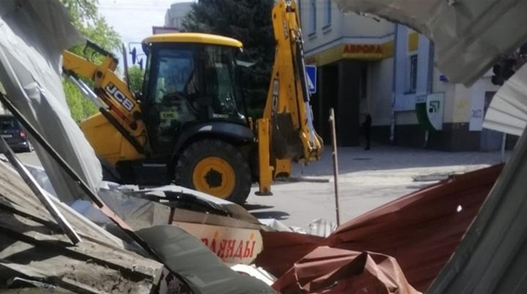 В Херсоні продовжують розбирати ринок «Кристал» навіть попри коментантську годину