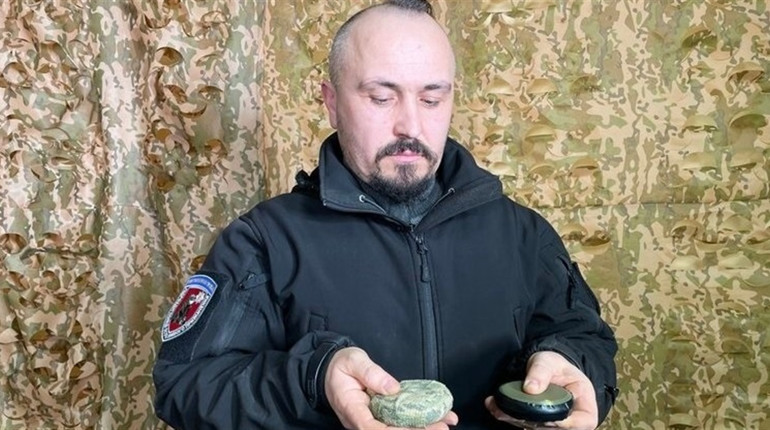 Росіяни засипають правобережну Херсонщину новими 3D-мінами, що схожі на “пряники”