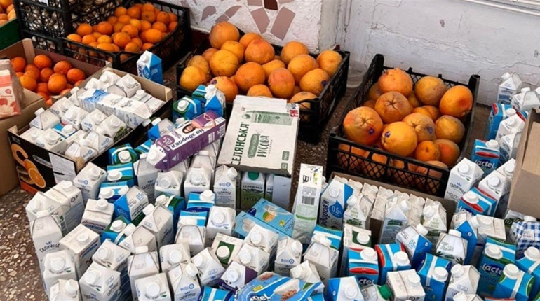 Продукти з одеського торгового центру, який розбили окупанти, роздали людям (ФОТО)