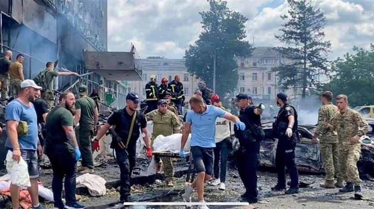 Російські терористи вдарили ракетами по середмістю Вінниці. Зеред загиблих є діти
