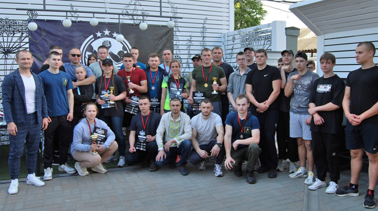 У Глухові відбувся чемпіонат громади з армрестлінгу, в якому змагалися 60 учасників та учасниць