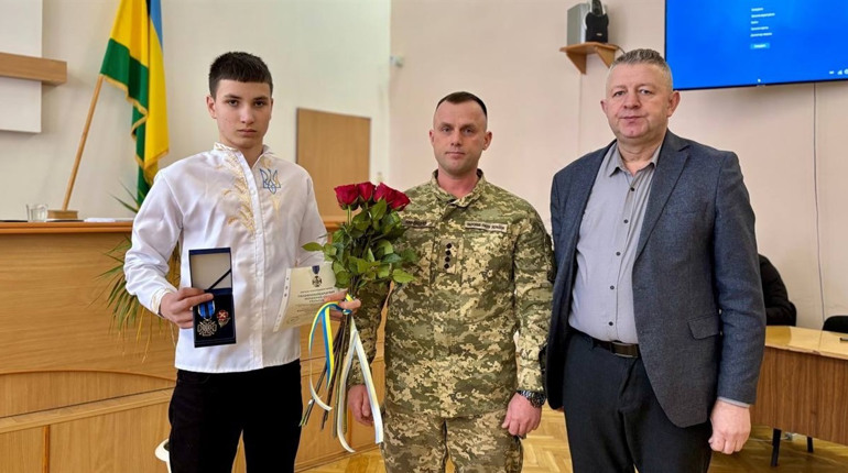 Нагороду батька отримав син: у Рокитнівській громаді посмертно відзначили воїна