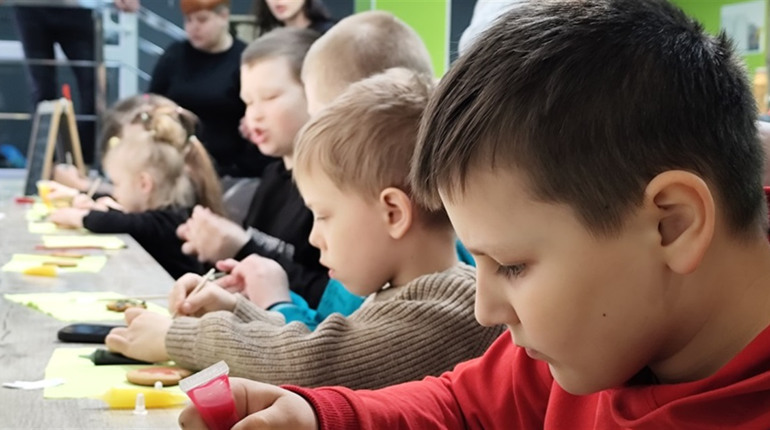 Пряники, творчість і тепло: як благодійники гуртують Петропавлівську громаду