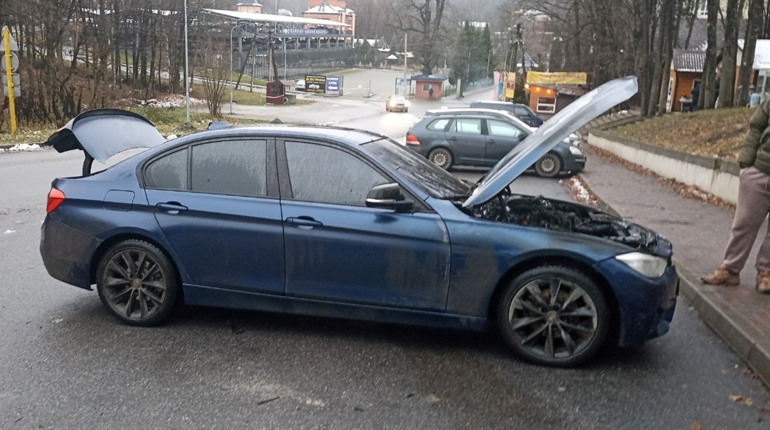 У Сатанові загорівся автомобіль. Рятувальники розповідають подробиці