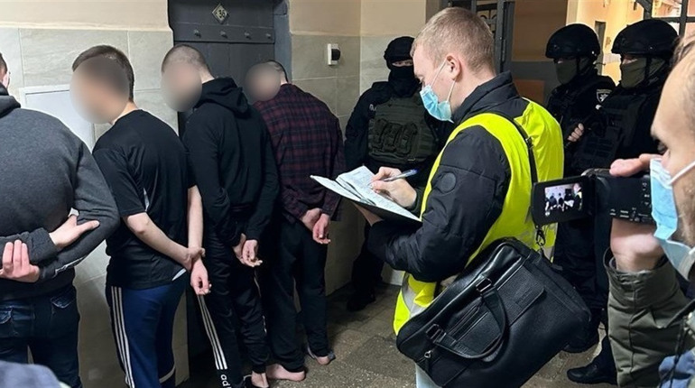 Продавали неіснуючі авто військовим. На Сумщині зупинили шахрайську схему, яку організували в СІЗО