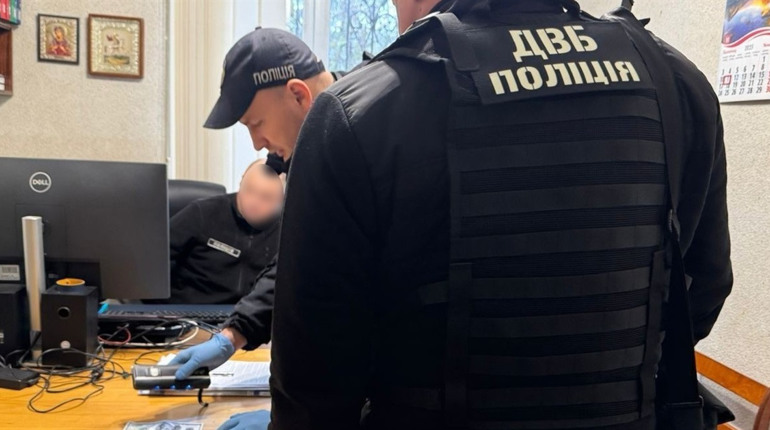 Хотів уникнути однієї статті, отримав іншу. На Первомайщині чоловіка затримали за хабар поліціянту