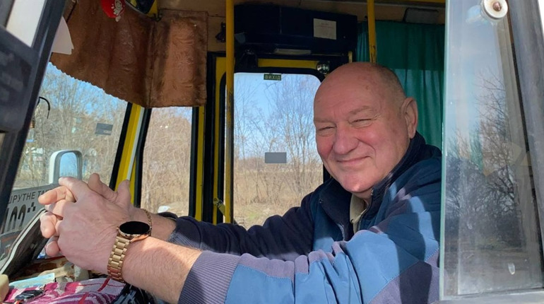 «Пасажири більш ввічливі стали, виховані і стримані»: один день з водієм автобуса у Первомайську