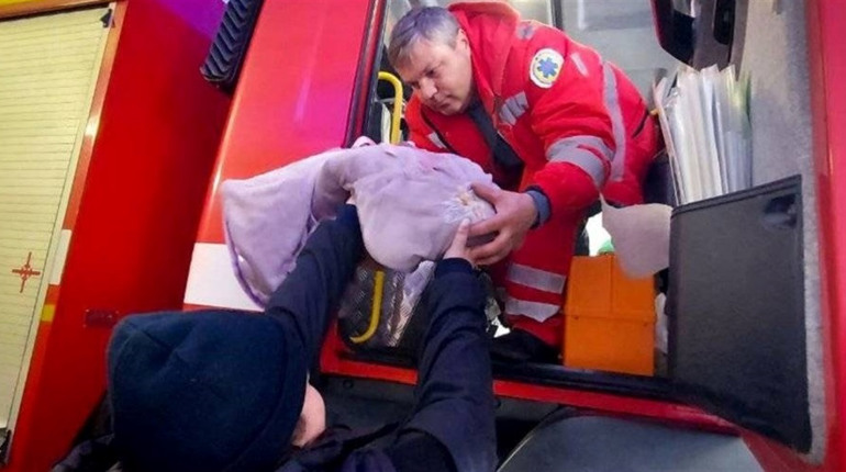 На пожежній машині у пологовий. Медики прийняли пологи у мешканки Сергіївки вдома