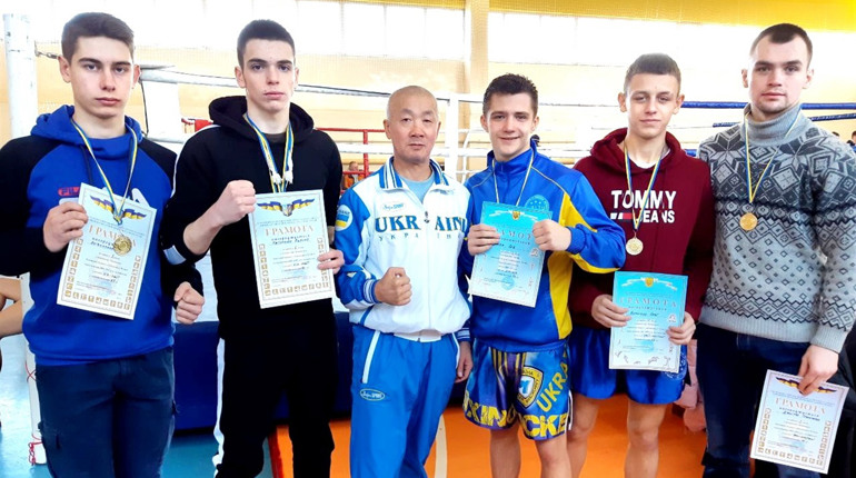 Пять торецких кикбоксеров стали чемпионами областного первенства в Покровске