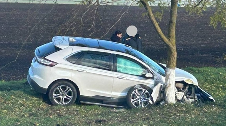 Аварія біля заправки у Біляївці: авто злетіло у кювет. Поліція, рятувальники на місці події