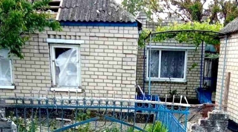 На Херсонщини російські терористи атакували житлові квартали: пошкоджені 3 приватних будинки