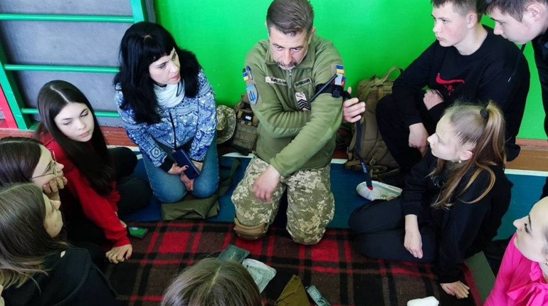 На Фастівщині бійці тербату навчали дітей тактичної медицини
