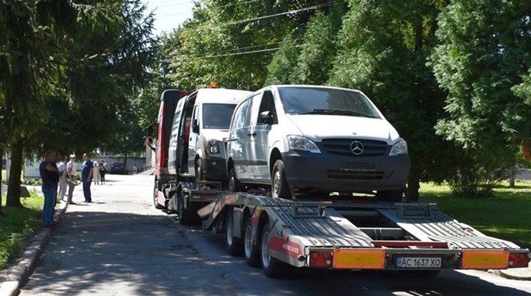 Німецькі партнери передали Звягелю два мікроавтобуси: як планують використовувати автівки