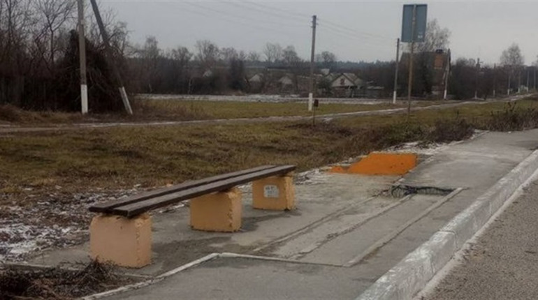 Зупинка в Маково демонтована: мешканці змушені чекати транспорт під дощем