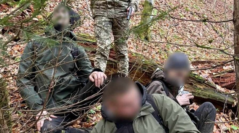 Зголоднілих, змоклих та замерзлих жителів Житомирщини знайшли в горах на румунському кордоні