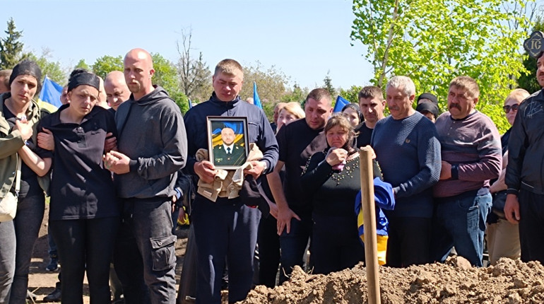 У вишневому цвіті й сльозах Йосипівка стрічала свого Героя Артура Орлика