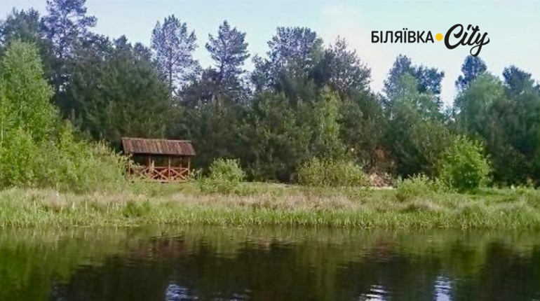 Житель Яськівської громади самовільно зайняв 33 м2 біля річки і облаштував власну зону відпочинку