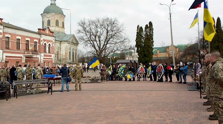 Ніжинська громада провела в останню путь воїна-захисника Олександра Кійкова