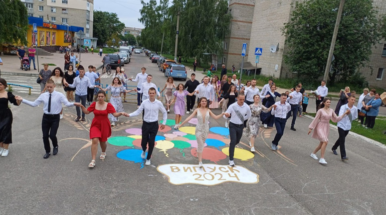 Як у закладах освіти Глухова та навколишніх сіл відзначили випускний-2024