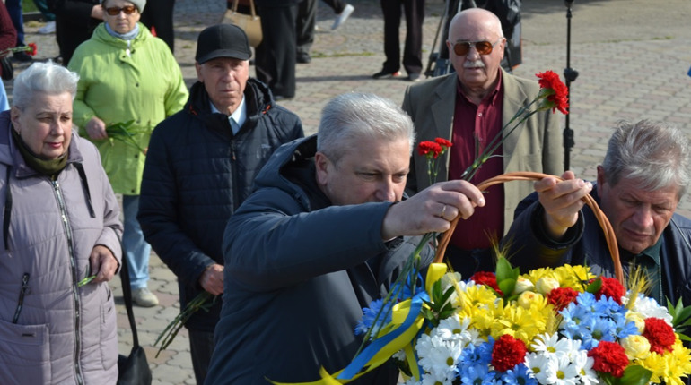 Южноукраїнські атомники вшанували тих, хто боровся з нацизмом у ІІ світовій та захищає країну зараз