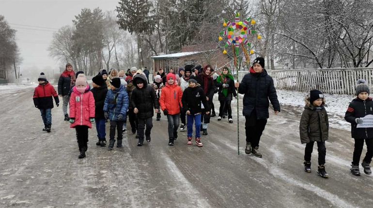 Освітяни Городоччини колядою збирають на автомобіль для ЗСУ. Значна сума коштів вже зібрана