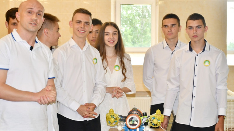 Учні Ніжинського міського ліцею розробили підводний дрон