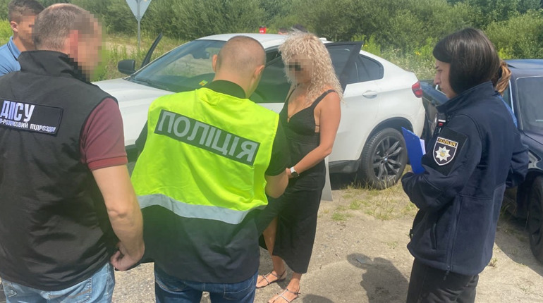 За 6000 доларів червоноградка обіцяла виготовити фіктивні документи для перетину кордону