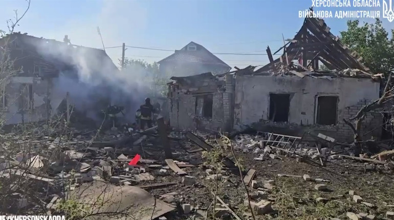 На Херсонщині російські терористи поцілили у житлові будинки, адмінбудівлю та навчальний заклад