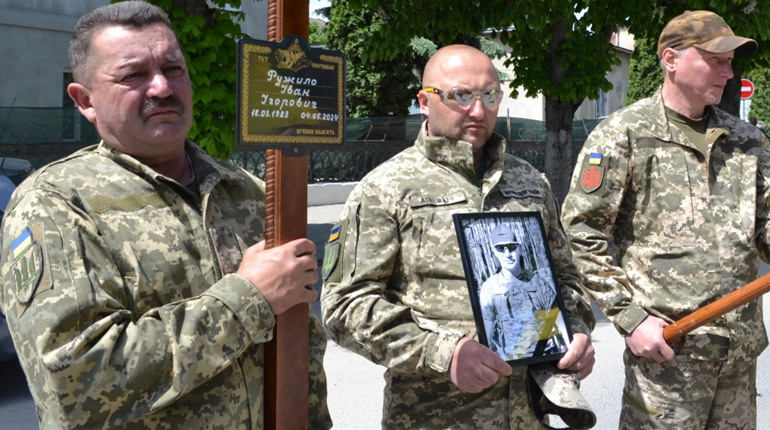 І знову «на щиті» – Чортків зустрів загиблого воїна-Героя Ружила Івана