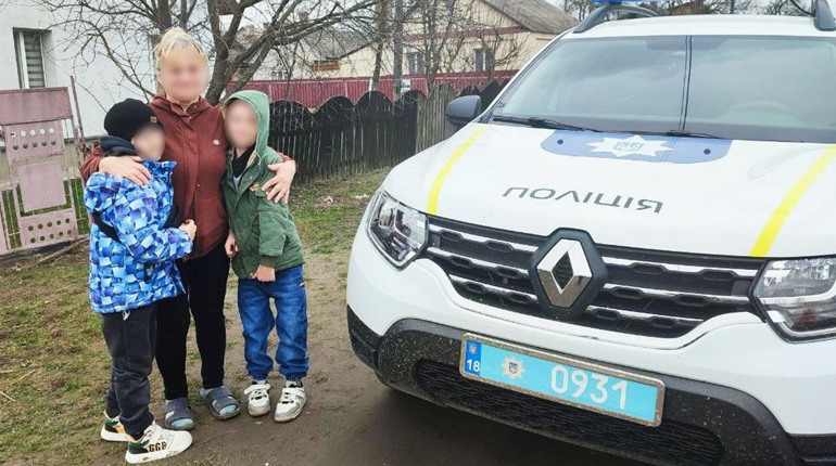 Двоє малолітніх з Нетішина йшли пішки до бабусі в Острог: поліція "затримала" мандрівників