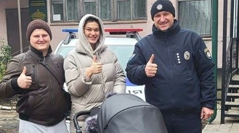 Поліцейський офіцер Лозівської громади допоміг породіллі вночі дістатися до пологового будинку