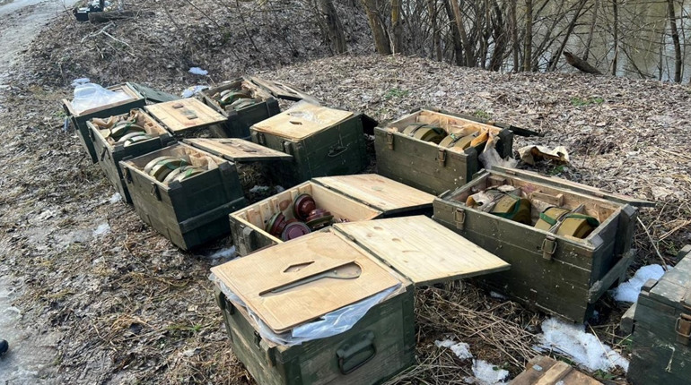 На прикордонні Сумщини виявили схрон боєприпасів ДРГ рф, який ті замаскували в лісосмузі