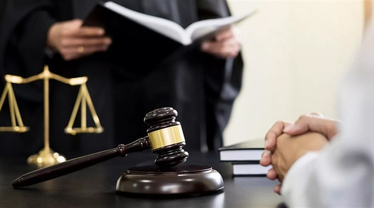 У Городку неповнолітня розпивала алкоголь — відповідати довелося матері