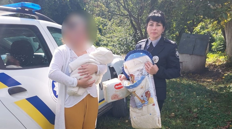 Правоохоронці доставили породіллю з малям до віддаленого села