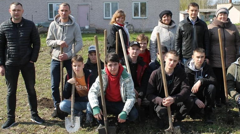 «Щоб наші діти вживали вітаміни!» У п'ятій школі висадили 50 фруктових дерев