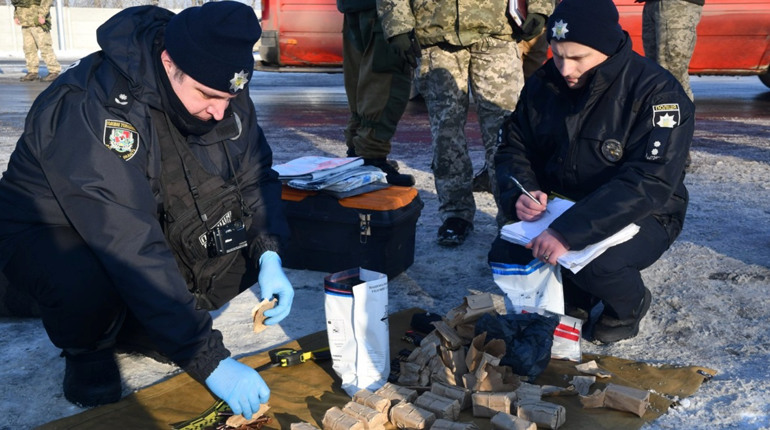 На блокпосту біля Сватового в авто у киянина знайшли пістолет Макарова і 921 набій різного калібру