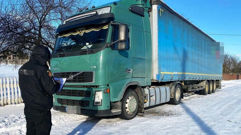Без дозволу і пояснень: у Сарненському районі затримали перевізника нелегального дерева