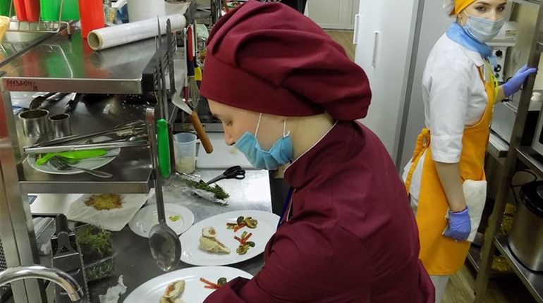 Кращих кухарів вчать у Нетішинському професійному ліцеї: доведено на фестивалі робітничих професій