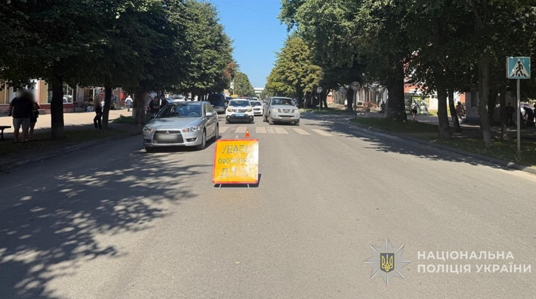 У Шостці наїзд на пішохідному переході: жінка в лікарні, поліція розслідує ДТП