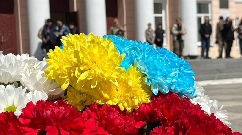 Первомайськ попрощався із захисником України Максимом Романовим