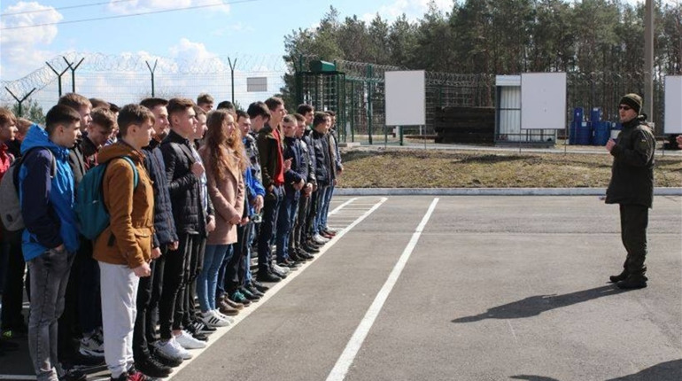У Вараші для школярів міста військові провели тиждень військово-патріотичного виховання