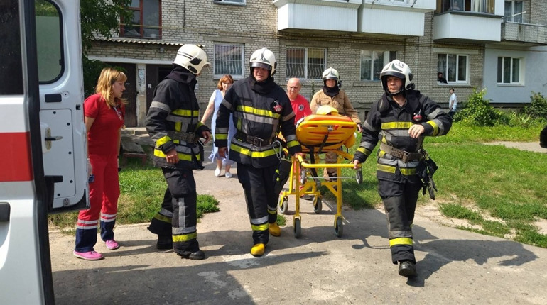 Жінка похилого віку потребувала медичної допомоги і не могла самостійно відчинити двері квартири