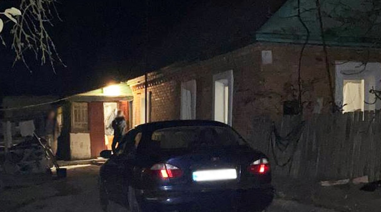Конфлікт через борг: на Житомирщині чоловік ножем важко поранив родича